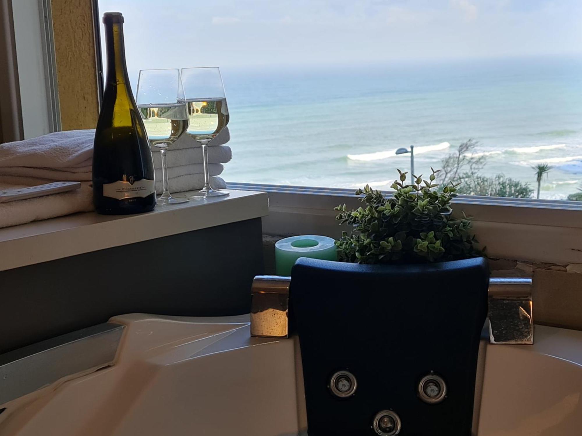 Magic On The Sea-Suites With A Private Jacuzzi And A Private Sea View Netanya Ruang foto